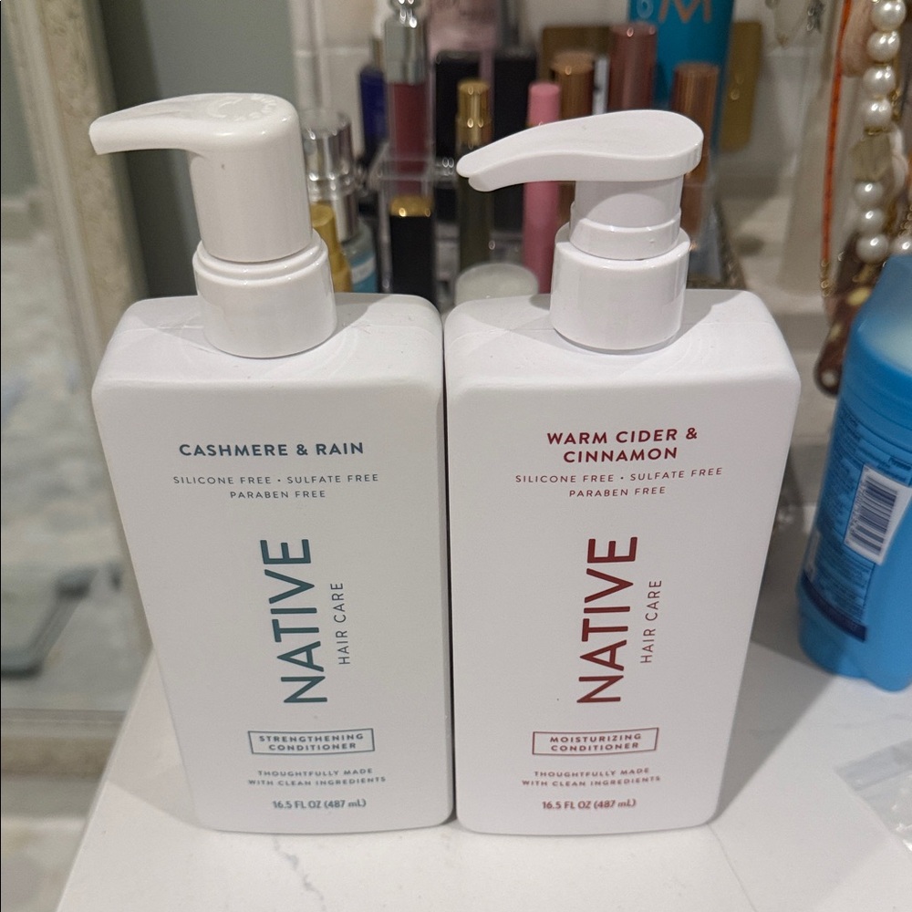 Native Conditioner Duo in White with Blue & Red Accents